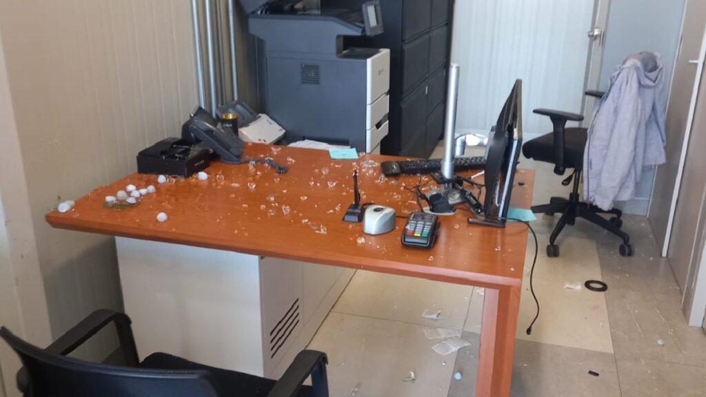 presuntos normalistas irrumpen y vandalizan oficinas del SEIEM en Toluca