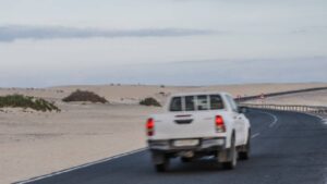 Raro e inexplicable accidente: camioneta cae al mar en Veracruz; captan momento