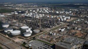 Fuga de gas tóxico duró horas en refinería de Pemex en EU; superó límite legal