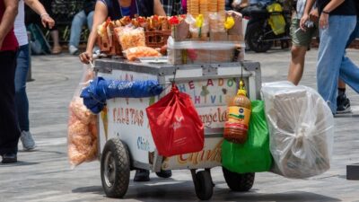 ¡Se van las papas y refrescos! SEP anuncia que en 2025 se prohibirá la venta de comida chatarra en escuelas