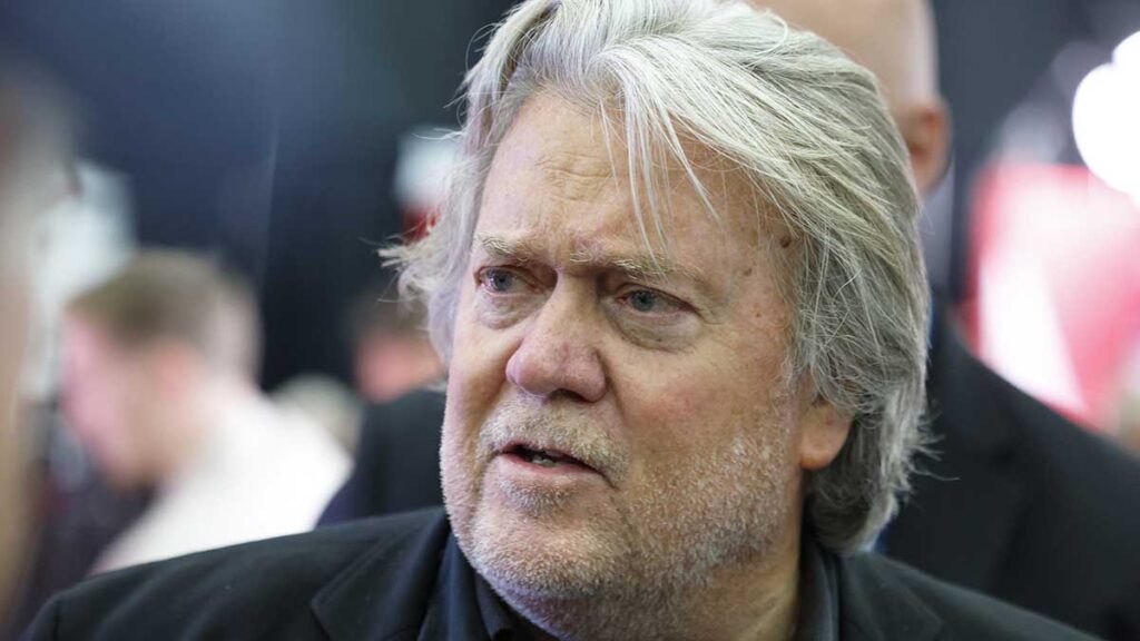 Steve Bannon, exasesor de Trump, sale de prisión antes de las elecciones