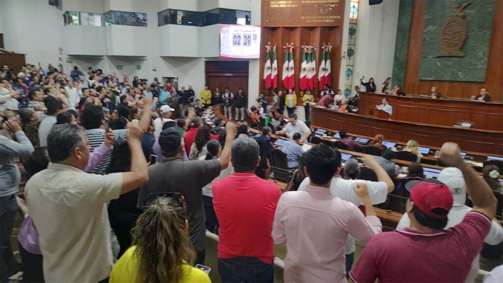 Trabajadores de la UAS protestando en el Congreso de Sinaloa.