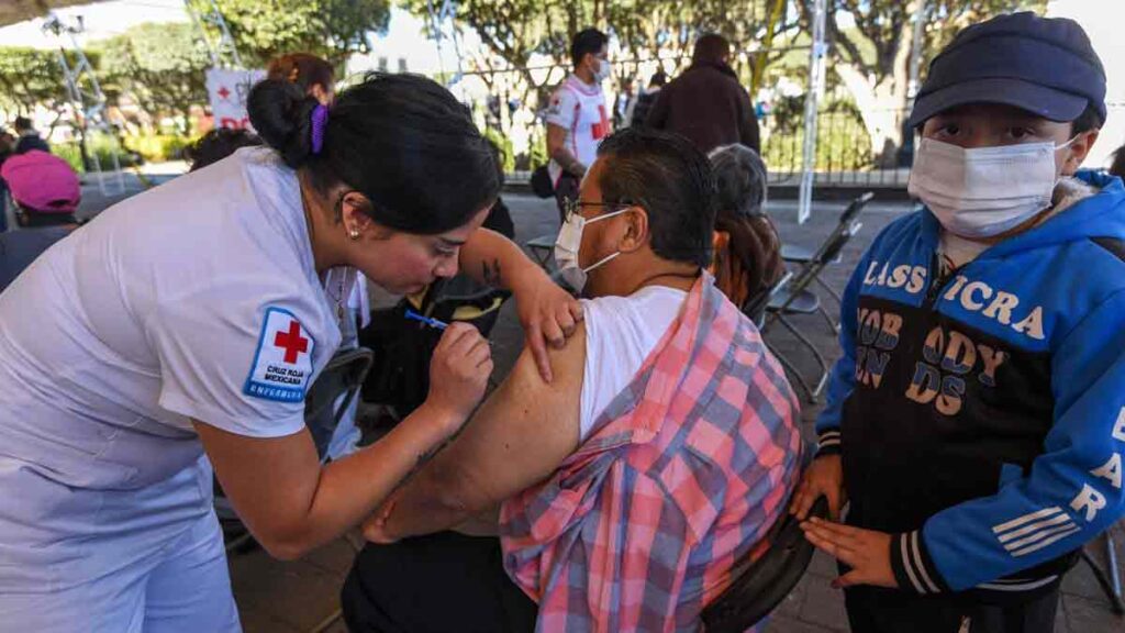 vacuna de la influenza y COVID-19 al mismo tiempo