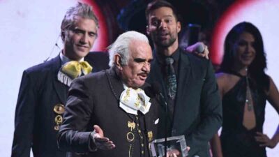 Alejandro Fernández y su padre, Vicente Fernández. Foto: AFP