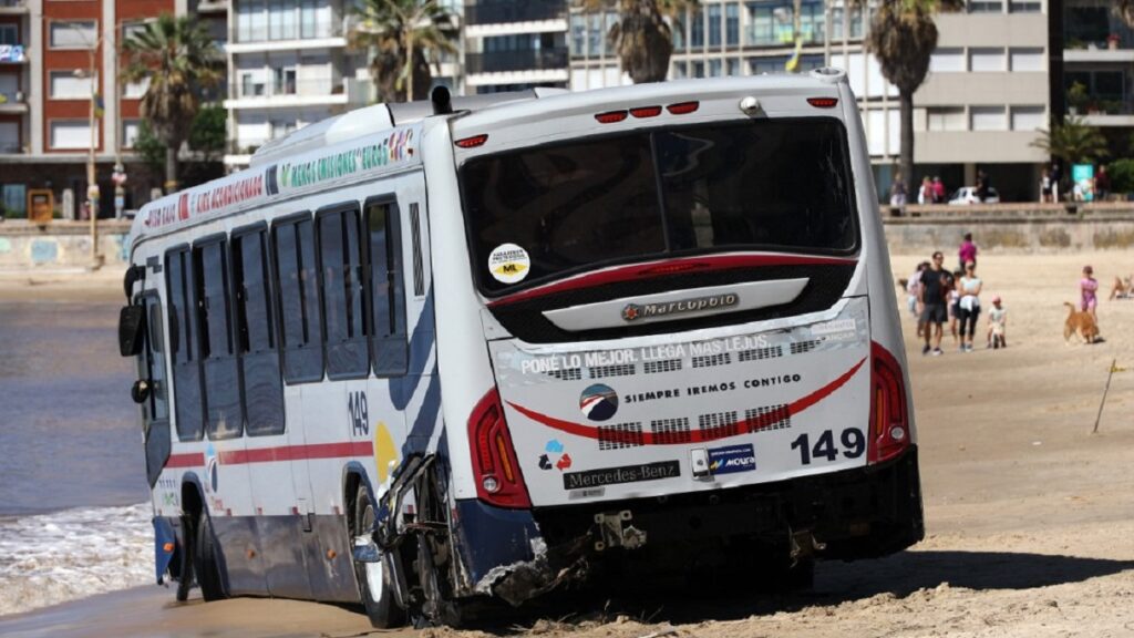 video-autobus-pierde-el-control-vuela-y-termina-en-una-playa