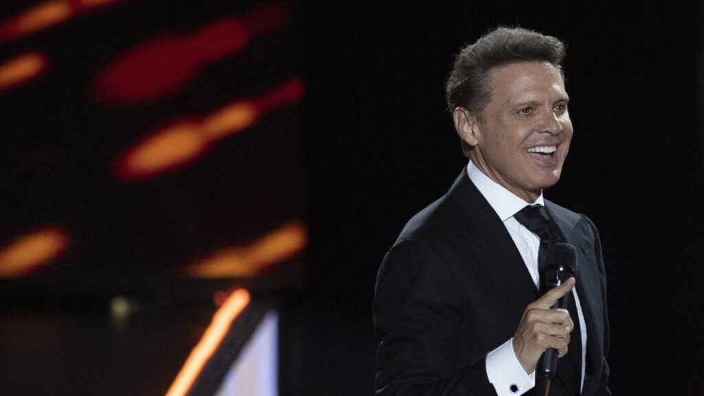 Luis Miguel regala boletos para su show  a una mujer.