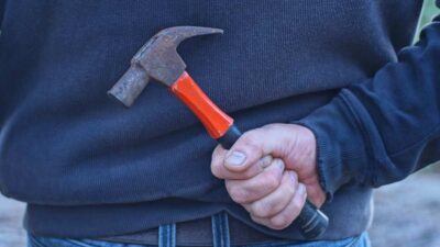 En plena clase, alumno ataca con martillo a sus compañeros y transmitió en vivo