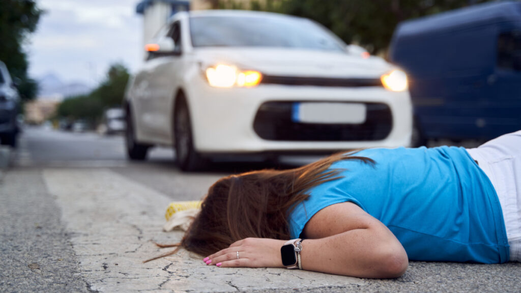 Auto manda a por los aires a mamá e hija en Tijuana