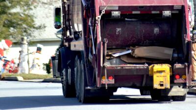 Trabajadores del camión de la basura pidieron mil pesos a usuario.