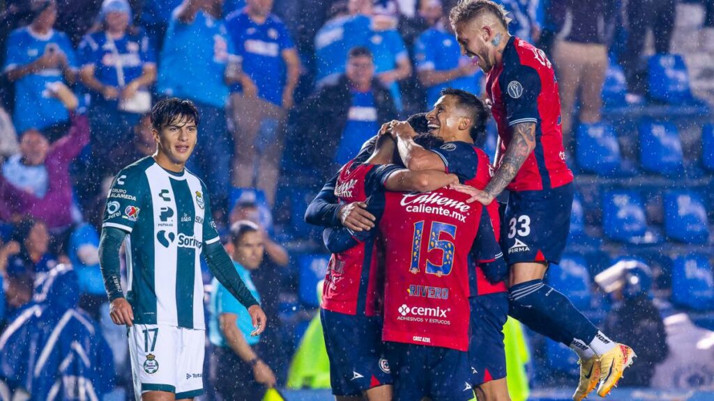 Cruz Azul afianza su etiqueta de favorito tras derrotar a Santos Laguna