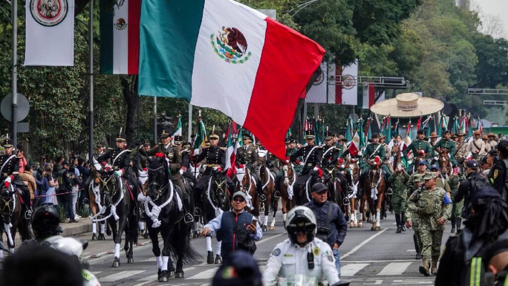 Caballos caen durante desfile cívico militar de la Revolución Mexicana