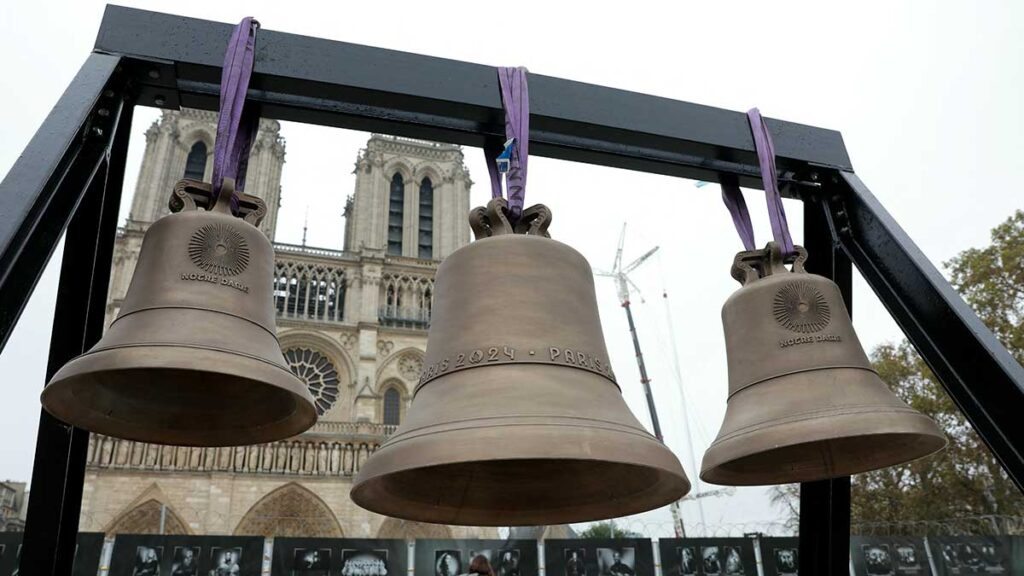 Campanas de Notre Dame suenan en París por primera vez desde el incendio de 2019