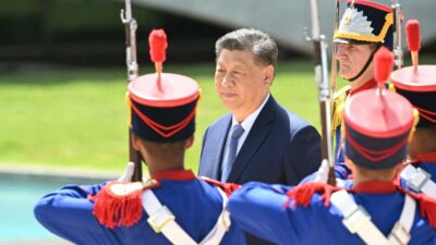 China pidió el miércoles a todas las partes mantener la calma y ejercer moderación, luego de que el presidente ruso, Vladimir Putin, firmara un decreto que amplía los supuestos para el uso de armas nucleares. Este incluye su posible empleo contra Estados no nucleares, como Ucrania, si estos cuentan con apoyo de potencias nucleares como Estados Unidos. El decreto fue firmado tras el lanzamiento de misiles ATACMS por Ucrania hacia la región rusa de Briansk, marcando un momento clave en la escalada del conflicto. El portavoz del Ministerio de Relaciones Exteriores chino, Lin Jian, declaró: "En las circunstancias actuales, todas las partes deben mantener la calma, ejercer moderación y trabajar juntas a través del diálogo para reducir las tensiones y los riesgos estratégicos". Occidente condena decreto nuclear de Rusia Estados Unidos, la Unión Europea y el Reino Unido condenaron el decreto firmado por Putin, calificándolo de "irresponsable". La decisión ha generado reacciones de preocupación a nivel global, en especial por el riesgo de una escalada en el uso de armas nucleares en el conflicto entre Rusia y Ucrania. Mientras tanto, Moscú expresó su indignación ante la decisión de Estados Unidos de permitir que Ucrania utilice misiles de largo alcance suministrados por Washington, como los ATACMS, para atacar territorio ruso. China reafirma postura neutral en conflicto Rusia-Ucrania China reiteró su postura de neutralidad en el conflicto entre Rusia y Ucrania. Pekín sostiene que no está enviando armamento letal a ninguna de las partes, a diferencia de Estados Unidos y otros países occidentales. Sin embargo, miembros de la OTAN han señalado a China como un "facilitador decisivo" en la invasión rusa a Ucrania, una acción que Pekín no ha condenado. Lin Jian enfatizó que China seguirá desempeñando un papel constructivo, alentando la desescalada y promoviendo una solución política para la crisis.