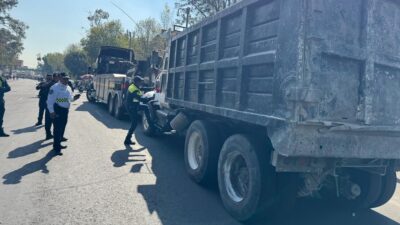 Conductor de camión de volteo ignora corte vial y casi arrolla a policías en CDMX