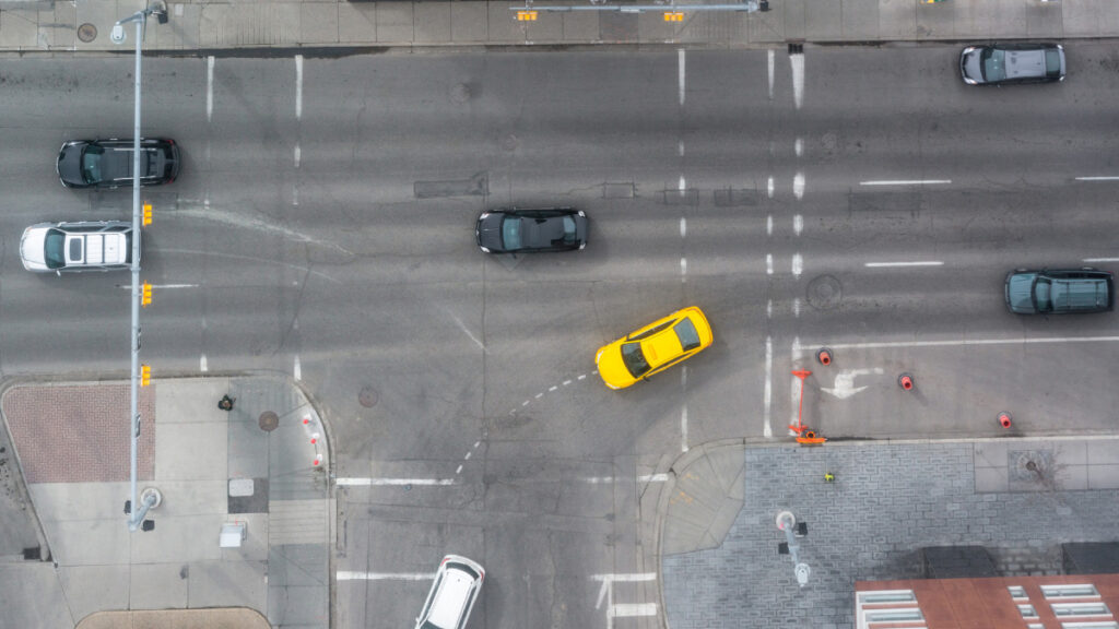 tiene prioridad al manejar en una intersección en T sin señalizaciones