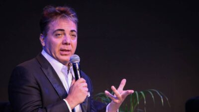 Cristian Castro presume foto con su madre