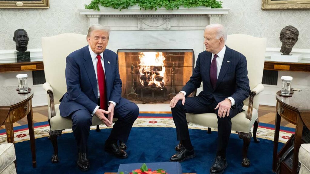 Donald Trump y Joe Biden se reúnen en la Casa Blanca. Foto: AFP