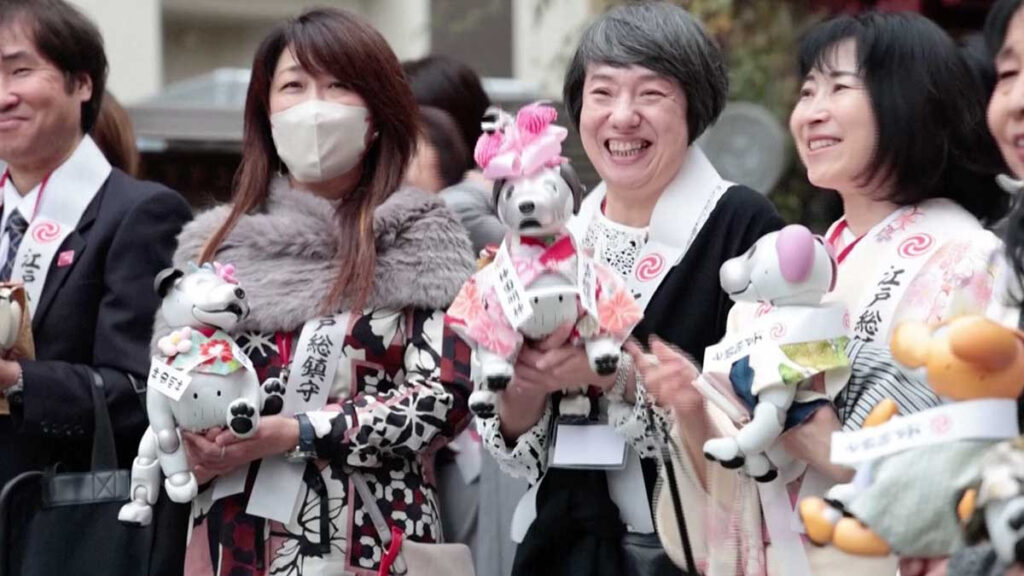 Dueños de perros robot rezan por la salud de sus mascotas en un santuario japonés