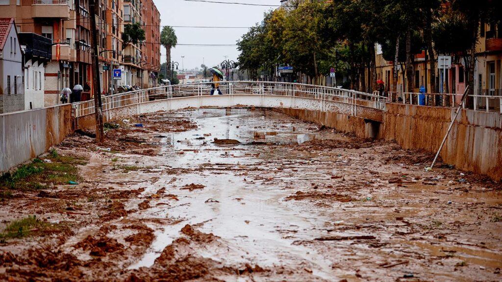 Emergencia en Málaga, España: el río Benamargosa se desborda