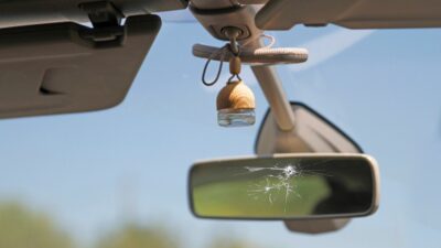 ¿Se rompió el espejo retrovisor de tu auto? Descubre cómo repararlo o reemplazarlo fácilmente con algunos trucos.