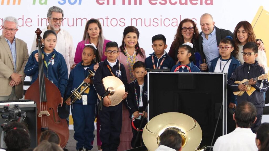 Estudiantes de primaria cambian sus vidas con instrumentos musicales en la CDMX