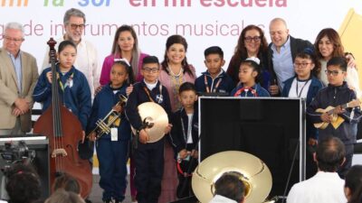 Entregan instrumentos musicales a alumnos de primaria en CDMX