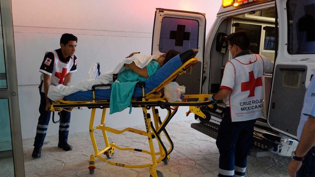 Llevaron a las estudiantes al Hospital de Cancún.