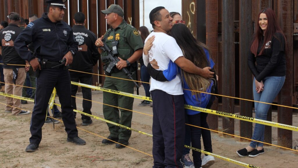 Familiares se reencuentran en la frontera de México con Estados Unidos