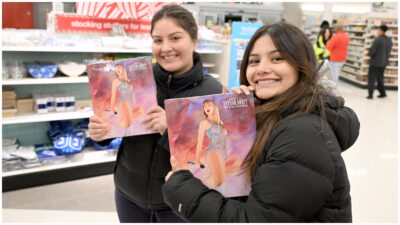 Taylor Swift: Swifties acampan para conseguir libro y disco en “Black Friday”