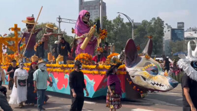 Todo un espectáculo resultó el gran Desfile del Día de Muertos: participaron espectaculares 7 carros alegóricos