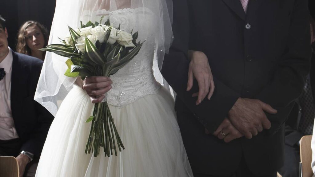 Al menos cinco hombres armados irrumpieron en la boda.