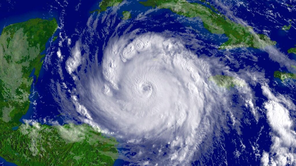 Tormenta tropical Rafael se convierte en huracán en el Atlántico