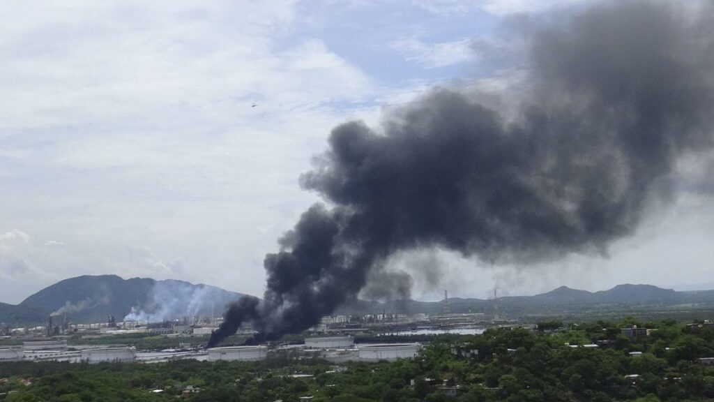 Incendio en la refinería de Antonio Dovalí Jaime de Salina Cruz, Oaxaca; hay una gran columna de humo