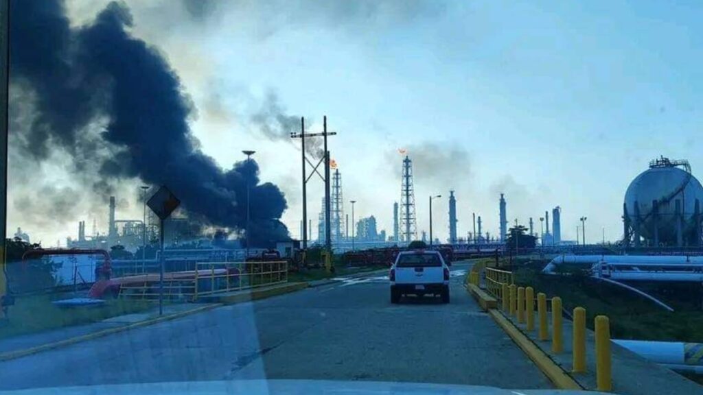 Incendio en refinería Minatitlán, Veracruz: hay una enorme columna de humo y un trabajador lesionado