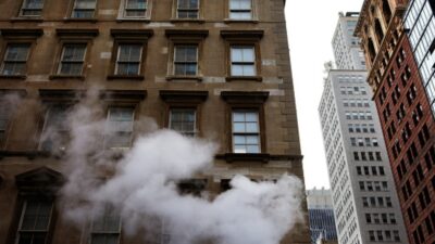 ¡Impactante! Incendio en rascacielos de Manhattan cubre de humo a Nueva York