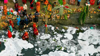 En India entrar al Rio Yamuna es una tradición. Foto: AFP