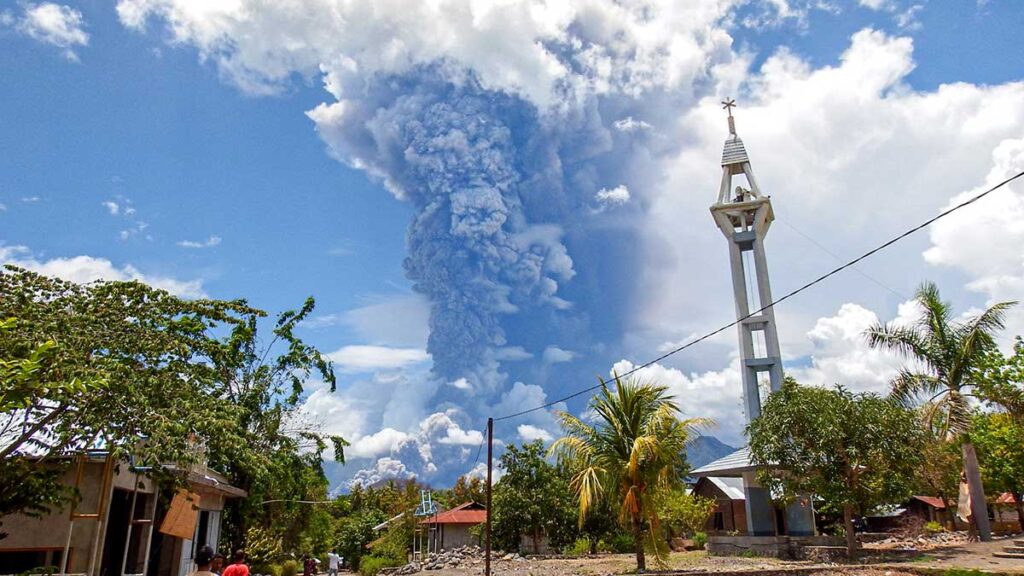 Impactante erupción de volcán en Indonesia. Foto: AFP