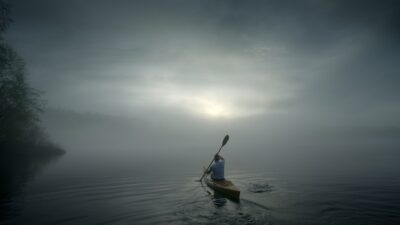 La Oficina del Alguacil del Condado de Green Lake dio un sorprendente giro al caso de Ryan Borgwardt, un kayakista desaparecido desde el 12 de agosto en Wisconsin. Lo que parecía ser una tragedia en el agua, ahora apunta a un elaborado plan de escape para abandonar a su familia y huir a Asia con otra mujer.