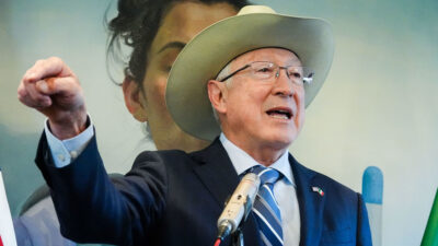 Ken Salazar, embajador de Estados Unidos.