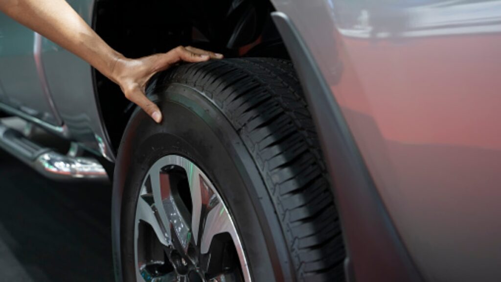 Las llantas del coche se deben cambiar para evitar el desgaste y prolongar su vida útil.