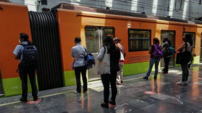 Mujer hace recorridos guiados en el Metro de la CDMX.