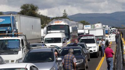 Reportan bloqueo de vecinos en la México-Puebla.