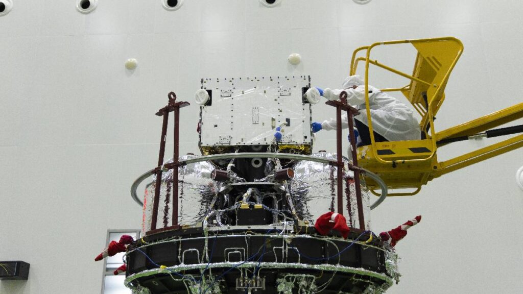 estudiantes universitarios lanzaron microsatélite