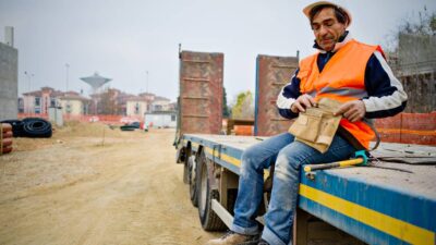 Migrantes trabajan en construcción en EU.