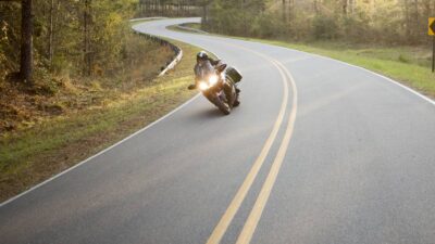 Por echar carreritas, motociclista sufre fuerte accidente en el Paso Express Cuernavaca