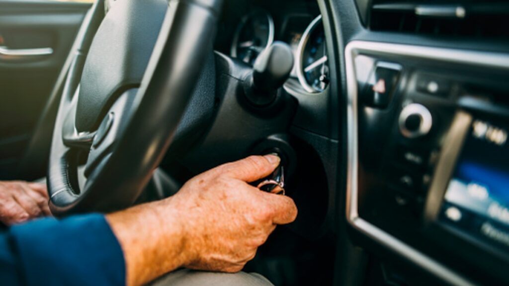 ¿Cuánto tiempo se debe calentar el motor antes de conducir en invierno?