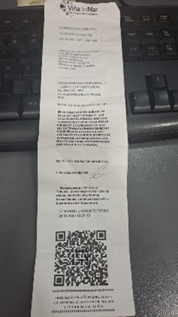 Ejemplo de una multa de tránsito con un código QR en Chile