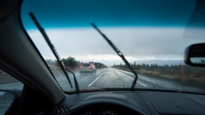 ¿Para qué sirven los pequeños puntos negros en los parabrisas de los coches?