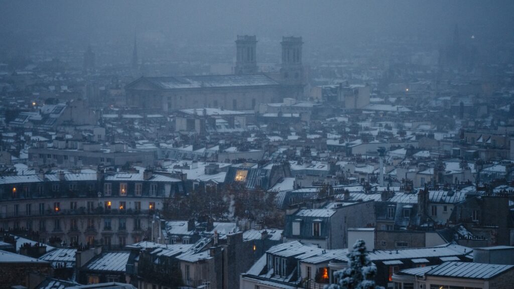 París se pinta de blanco por nevada y deja imágenes inesperadas antes del invierno