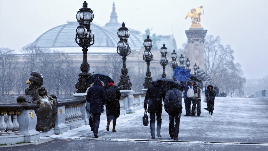 París se pinta de blanco por nevada y deja imágenes inesperadas antes del invierno